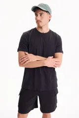 Remera básica de algodón color blanco, con cuello redondo y mangas cortas.