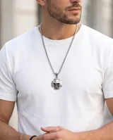 Collar de acero italiano con cadena de eslabones y dije en forma de calavera sobre una cruz.