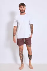 Short de baño color marrón con cordón ajustable en la cintura.