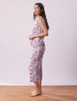 Conjunto de pijama marca René Rofé, compuesto por remera de mangas cortas con escote en V abotonado y pantalón capri con cintura elastizada. Diseño estampado con flores azules sobre fondo blanco.