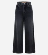 Pantalón de jean premium de tiro medio con corte wide leg, de color azul, con pretina con pasacintos y bolsillos funcionales.