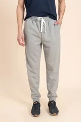 Pantalon deportivo tipo jogger en color gris melange, con cintura elastizada y cordón de ajuste frontal.