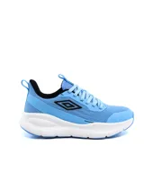 Championes deportivos Umbro modelo Dynamen para mujer, en color celeste con suela blanca y detalles en negro. Confeccionados en malla transpirable, cuentan con cordones al tono y tirador trasero.