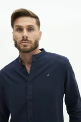 Camisa de lino con cuello mao y fit semi slim.