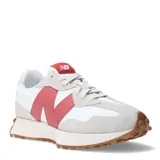 Championes urbanos New Balance modelo 327, con diseño retro inspirado en los años 70. Presentan una base de material sintético blanco con superposiciones de gamuza en tono gris claro, destacando el logo 'N' lateral en color rosado. Incluyen entresuela de espuma EVA y suela de goma dentada que se extiende hacia el talón.