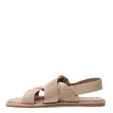 Sandalias planas Miss Carol Samos de color beige, con tiras cruzadas en el empeine, tira trasera y una hebilla metálica rectangular dorada.