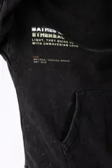 Buzo canguro con capucha, de calce oversize y efecto de lavado ácido en tono marrón. Presenta un bolsillo frontal tipo canguro y un pequeño estampado minimalista en el pecho.