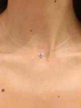 Gargantilla corta con tanza transparente y dije de circonia redonda calidad AAA de alto brillo con engaste de plata.