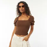 Blusa crop marrón con escote cuadrado, mangas cortas abullonadas y cuerpo smock.