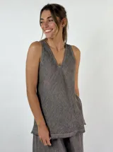 Musculosa lila de lino con escote en V y sisas amplias.