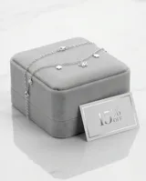 Gargantilla de plata 925 con cadena fina y múltiples dijes colgantes en forma de flor de cuatro pétalos.