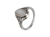 Anillo de plata 925 con piedra de la luna ovalada y detalles de filigrana en los laterales.