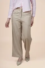 Pantalón de tiro alto con pinzas delanteras y pierna ancha de corte recto, con cierre frontal y botón visible.