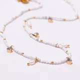 Collar tipo gargantilla con cadena de eslabones dorados, intercalada con cuentas blancas y dijes colgantes: perlas irregulares, cristales redondos engarzados y pequeñas cuentas doradas.