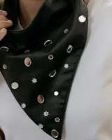Bandana de símil gamuza con detalles de apliques acrílicos espejados en forma de estrellas y círculos. Diseño versátil para usar en la cintura o en el cuello.