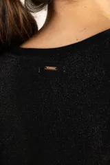 Remerón de manga corta, cuello redondo y calce oversize, en tejido de punto con brillo sutil.