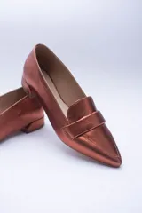 Mocasines negros de cuero con punta fina y detalle de antifaz.