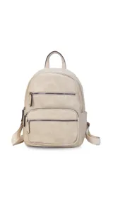 Mochila color marrón claro de símil cuero con bolsillos frontales con cierre. Tiene asa de mano rígida y correas regulables.