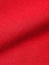 Sweater rojo de Tommy Hilfiger con cuello en V y logo bordado en el pecho.