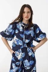 Camisa de lino con estampado floral en tonos azules, cuello mao, mangas abullonadas hasta el codo y cierre frontal con botones de nácar.