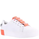 Championes de cuero blanco con plataforma, detalle de volados en color naranja sobre el empeine y suela con bloque naranja en el talón.