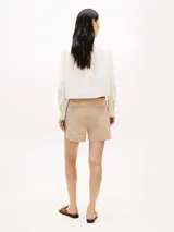 Camisa blanca de Tommy Hilfiger, confeccionada en 100% algodón, de diseño clásico y elegante con manga larga. Cuenta con cuello, cierre frontal con botones y detalles sutiles.