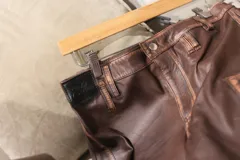 Bermuda marrón con bolsillos laterales y ruedo desflecado.