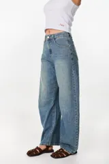 Jean de corte wide leg, tiro alto y lavado azul medio, con diseño relajado y moderno.