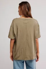 Remera de algodón celeste, de corte oversize con escote en V amplio y mangas cortas caídas.