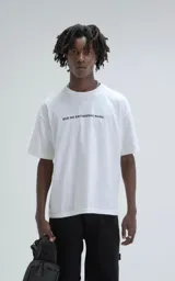 Remera blanca de algodón premium con corte oversize, hombros caídos y cuello redondo. Presenta un texto estampado en el pecho que dice "QUE NO ENTIENDAN NADA".