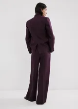 Pantalón de lino estilo sastrero, tiro bajo y diseño de pernera recta con trabillas en la cintura. Cuenta con bolsillos laterales y cierre oculto con botón, gancho y cremallera.