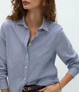 Camisa de tricolina marca Cortelle, con cuello solapa, abotonado delantero y mangas largas, con estampa de rayas en hilo teñido.