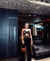 Top corto con estampado animal print en tonos verde y negro, con detalles de encaje negro en el escote y ruedo.