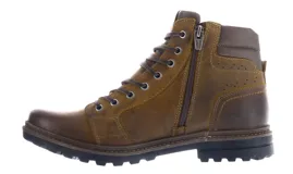 Bota de cuero color marrón con diseño de caña media, cierre lateral y cordones frontales. Presenta suela de goma dentada antideslizante y detalles de costuras reforzadas.