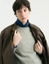 Campera de napa ecológica color marrón, con cierre frontal metálico, bolsillos laterales y cuello camisero.