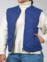 Chaleco azul acolchado con cierre frontal y bolsillos laterales.