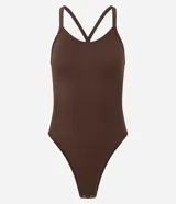 Body marrón oscuro de tejido acanalado, con escote redondo y breteles finos que se cruzan en la espalda.