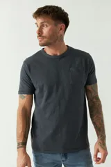 Remera de hombre color ladrillo, lisa, de corte regular, con bolsillo en el pecho, manga corta y cuello redondo. Confeccionada en algodón.