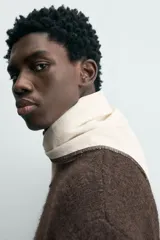 Bandana cuadrada de algodón color crema con bordes cosidos en contraste negro.