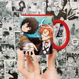 Taza de cerámica blanca con asa roja y diseño sublimado de Dazai y Chuuya del anime Bungō Stray Dogs.