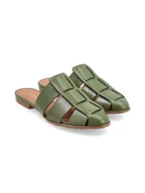 Sandalias tipo mule de cuero color verde oliva, con diseño de tiras entrelazadas en el empeine y punta cerrada. Poseen suela plana y taco bajo.