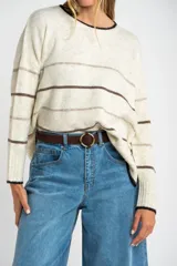 Sweater de punto con diseño de rayas horizontales en tonos neutros, cuello redondo y mangas largas con puños acanalados.