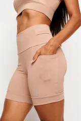 Short tipo biker de tiro alto, diseñado para running y entrenamiento. Confeccionado en tejido técnico de alta performance con bolsillos laterales funcionales y bolsillo interno en la cintura. Presenta detalles reflectivos y costuras estratégicas para mayor libertad de movimiento.