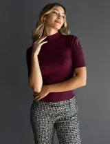 Buzo Philosophy de tejido acanalado color borgoña, con cuello alto y mangas cortas.