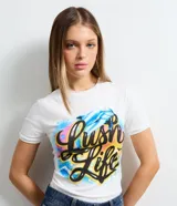 Remera de algodón con cuello redondo y mangas cortas. Presenta un estampado frontal con lettering 'Lush Life' y un delfín en estilo aerógrafo con colores vibrantes.