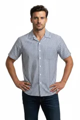 Camisa de manga corta con estampado de rayas verticales en tonos azul y blanco, cuello camisero abierto y un bolsillo aplicado en el pecho.