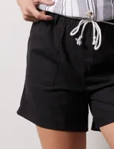 Short color crema con finas rayas verticales grises, pretina elastizada con cordón de ajuste, bolsillos delanteros y traseros.