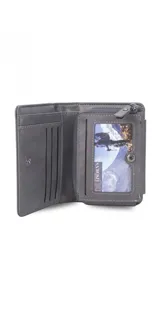 Billetera de cuero color marrón oscuro con broche metálico. Incluye monedero con cierre, compartimento para billetes y ranuras para tarjetas.