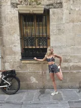 Short biker con estampado de hojas y flores, bolsillo lateral, cintura alta con opción de doblar.