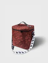 Bolso térmico (cooler bag) de gran tamaño, color marrón rojizo, con estampado mixto de leopardo y cebra. Posee manija superior y correa ajustable para hombro, ambas de cinta blanca con estampado negro de monograma.
